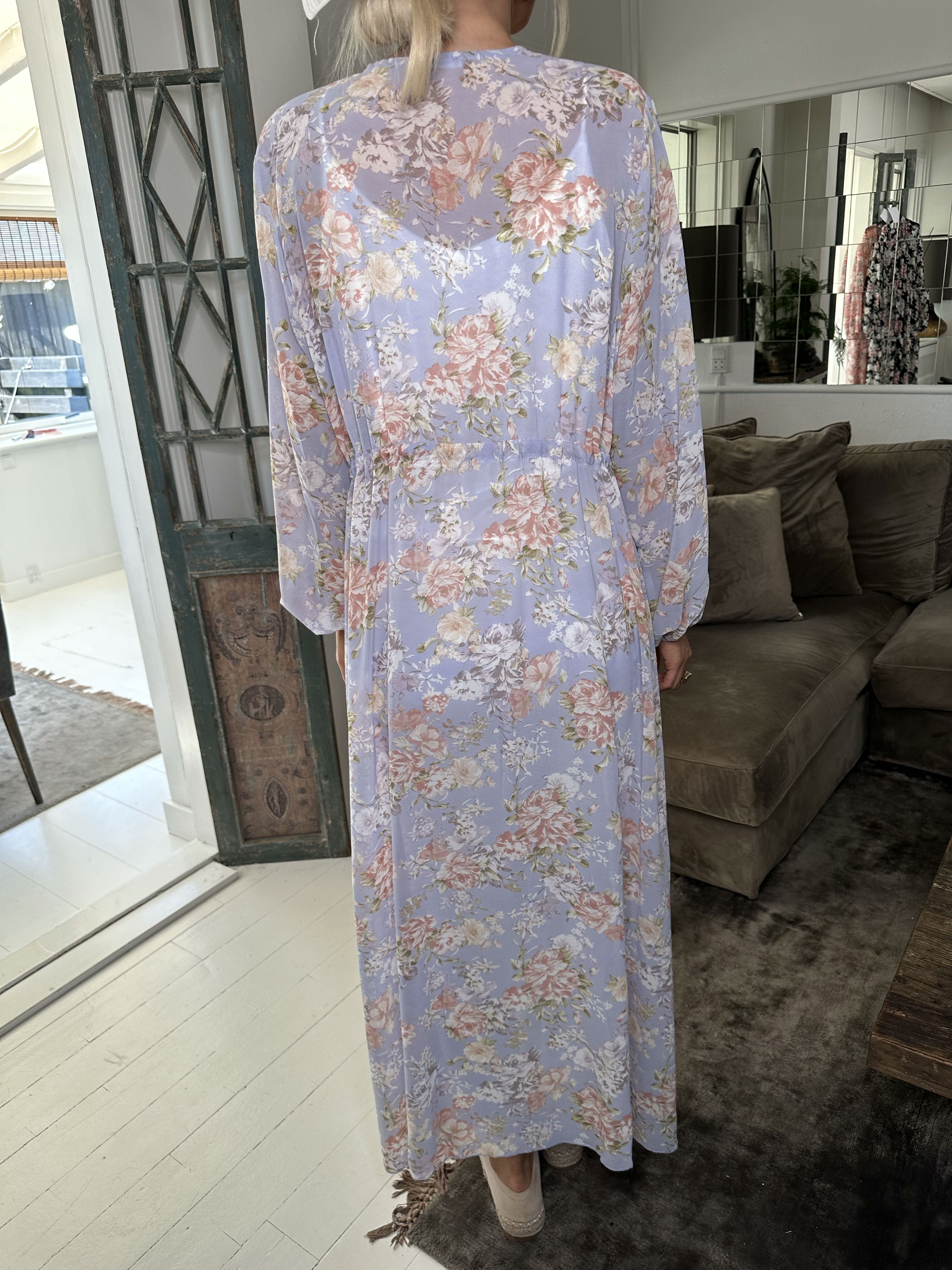 Stine - Söt lång kimono med blommigt tryck